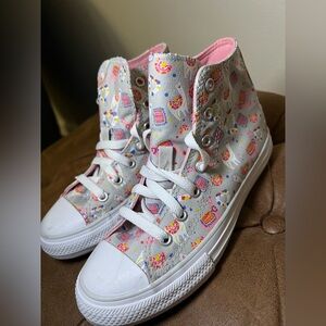 Girls Converse, Llama